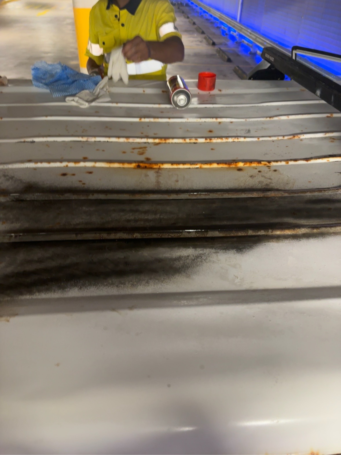 Heavy rust & contamination on roof panel